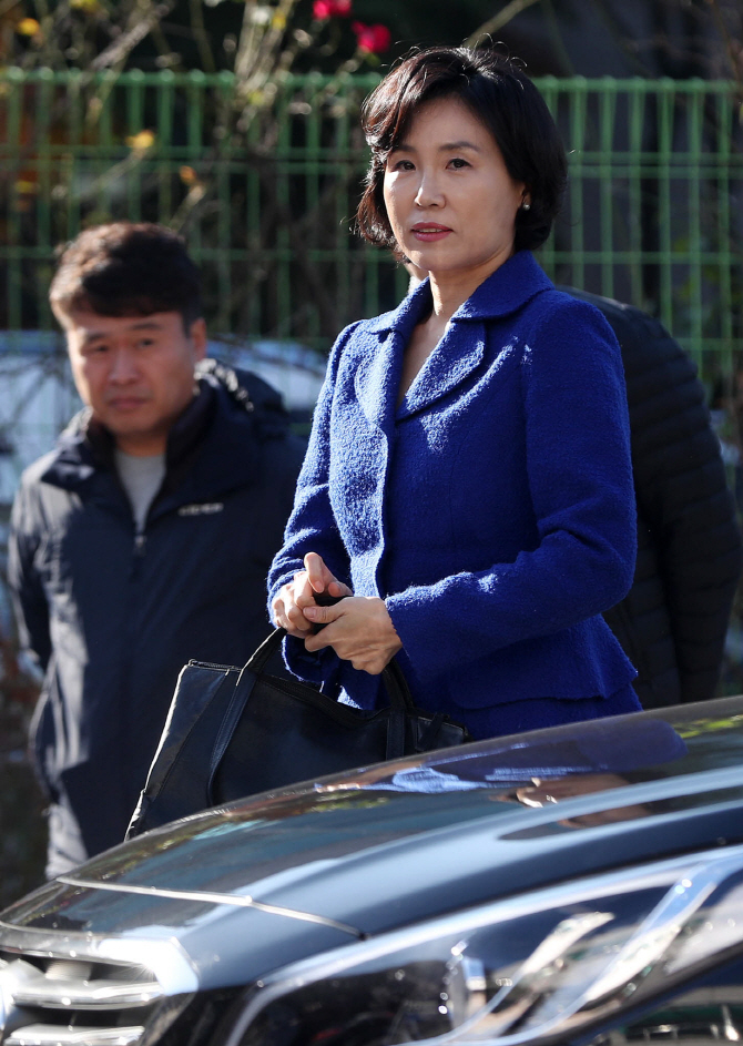 [포토] 굳은 표정의 이재명 경기지사 부인 김혜경씨