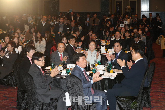 [포토]'여성경제인의 날' 박수치는 내빈들