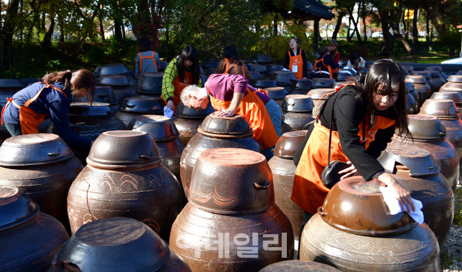 [포토] 종가집 장독대 정비하는 봉사단