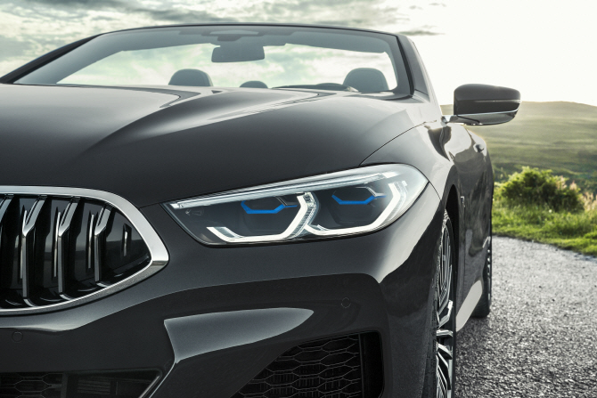 [포토]BMW '8시리즈 컨버터블', 날카로운 헤드램프