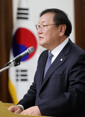 말 아낀 김태년…“배나온 사람 맞나” 질문에 “본질 흐려진다”