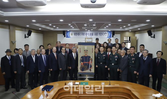 육군, 대한제국 신식군대 육군 군복 기증받아 첫 공개