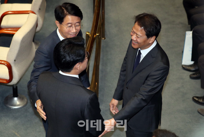 [포토]장제원 의원 손 잡은 임종석 비서실장