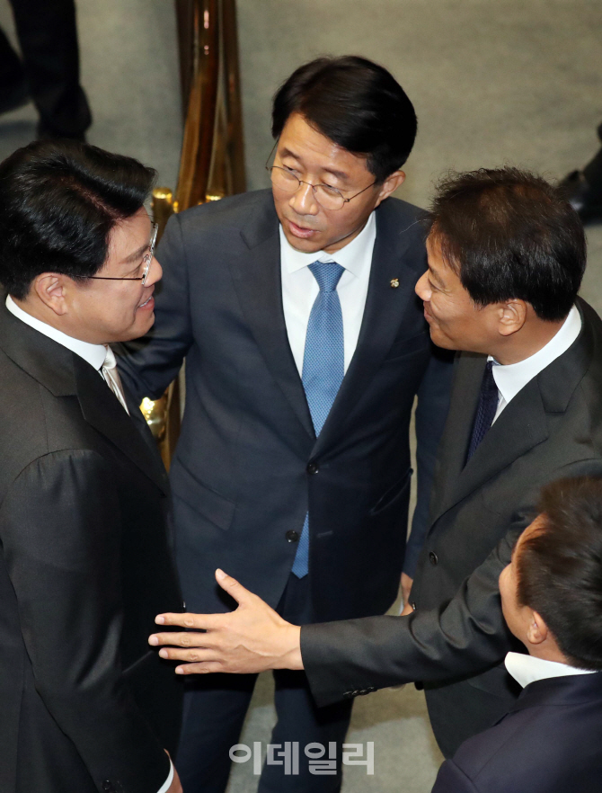 [포토]대화하는 임종석 대통령 비서실장-여야 예결위 간사