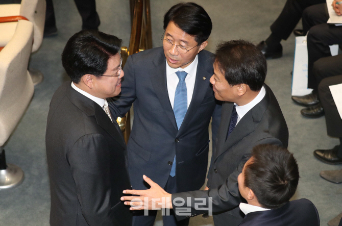 [포토]대화하는 임종석 비서실장-여야 예결위 간사