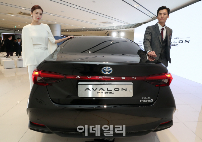 [포토]토요타 '올 뉴 아발론 하이브리드'의 심플한 뒤라인