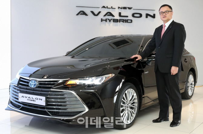 [포토]'올 뉴 아발론 하이브리드' 선보이는 타케무라 노부유키 토요타 코리아 사장