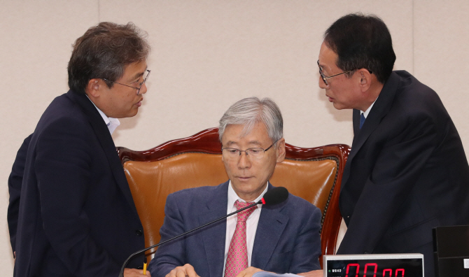 [법위에 법사위]④직장괴롭힘법부터 사립학교법까지…1135건 법사위에 발목