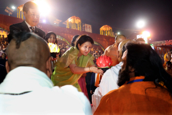김정숙 여사, 인도 현지서 “어둠은 빛을 이길 수 없다” 촛불혁명 언급(종합)