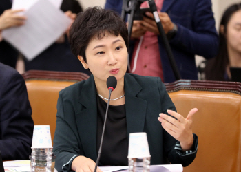 與 "이언주, 민주당 전신에서 국회의원 시작한 사실 부끄러울 지경"