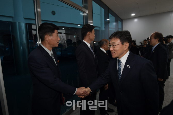 [포토]남북 보건의료협력 분과회의 위해 북측 대표단과 인사 나누는 남측 대표단