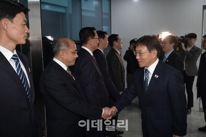 [포토]보건의료협력 분과회의 위해 인사 나누는 남북 대표단