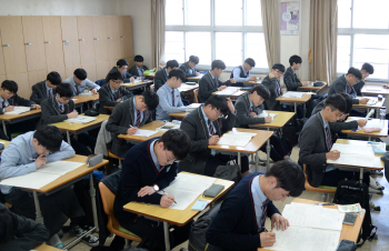 올 수능 사상 첫 ‘예비문항’ 만든다…출제위원 ‘감금’ 연장
