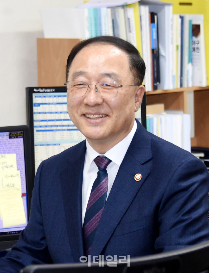 [포토]'밝게 미소짓는 홍남기 부총리 내정자'