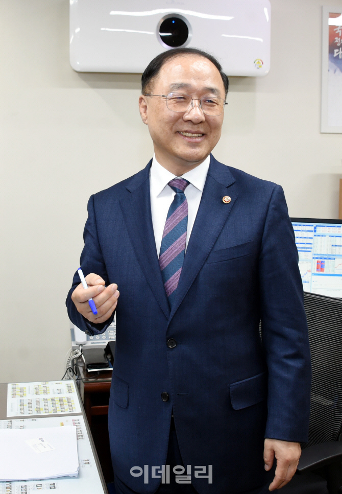 [포토]'밝게 미소짓는 홍남기 경제부총리 내정자'