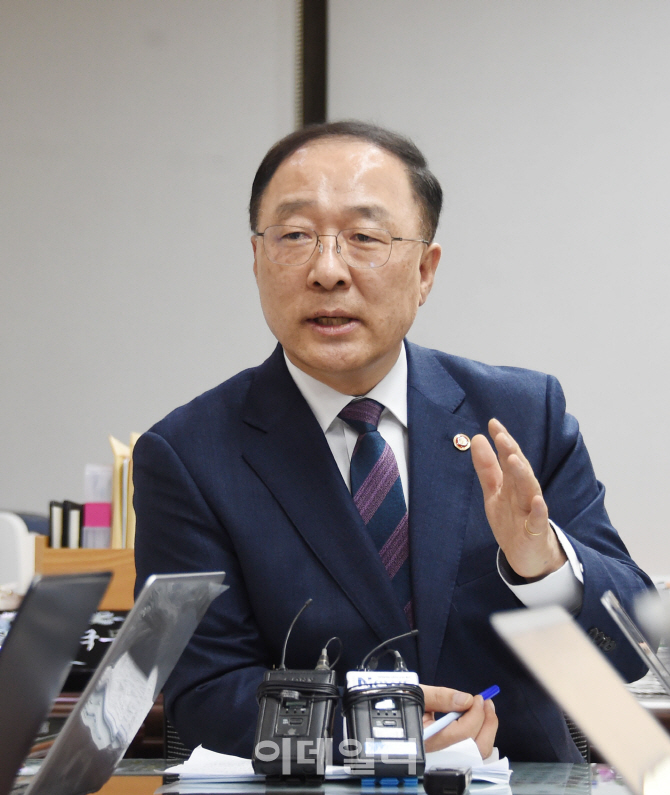 [포토]답변하는 홍남기 경제부총리 내정자