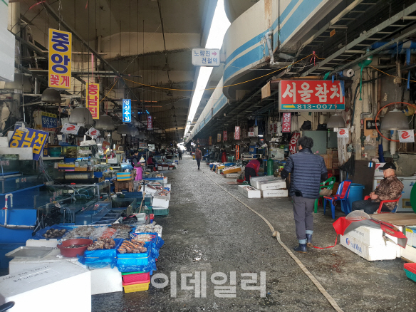 노량진 시장 이전 '최후통첩' 마감…구시장 상인 절반 이전 결정