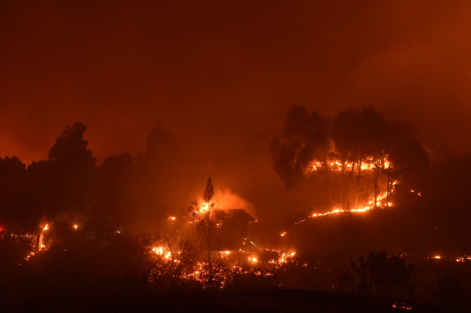 美캘리포니아 산불 "아직 끝나지 않았다"…다시 부는 강풍