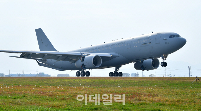 '하늘 위 주유소' 김해기지 도착…한 번에 F-15K 21대 공중 급유