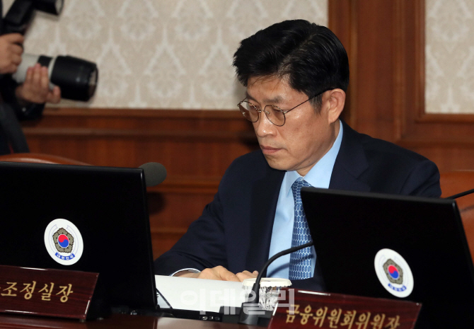 [포토]총리 발언듣는 노형욱 국조실장