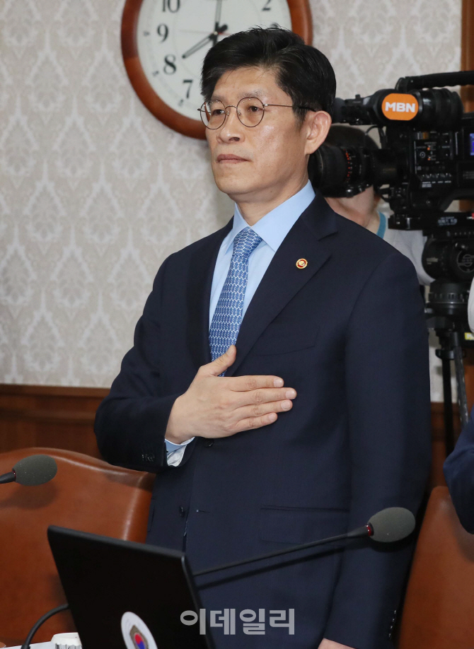 [포토]국민의례하는 노형욱 국조실장