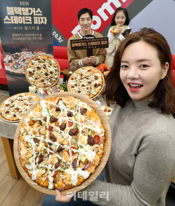 [포토]연말 온 가족이 함께 즐기는 따듯한 겨울 만찬, '블랙앵거스 스테이크 피자'