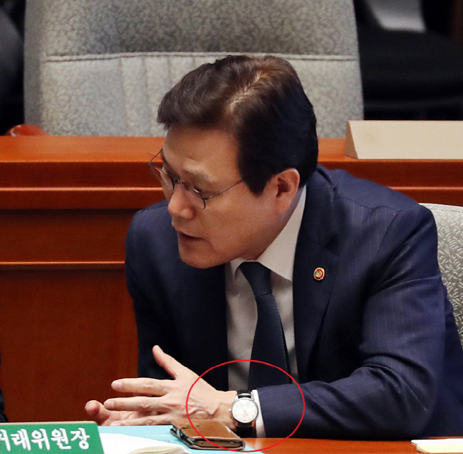 최종구 금융위원장 손목시계, 1억 명품? “동남아서 산 30달러 짝퉁”