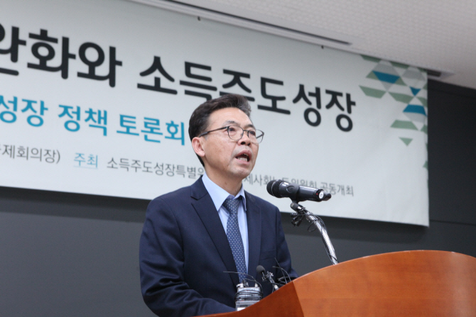 홍장표 "노동시장 소득격차 완화, 소득주도성장 최우선 과제"