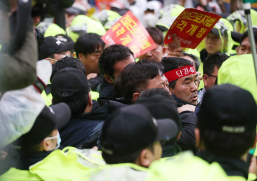 法 '마포대교 점거' 장옥기 건설노조 위원장에 징역 1년 6월 선고
