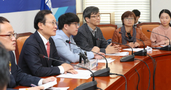 "선거연령 인하에 與도 소극적”비판에..홍영표 “작전 잘 짜겠다”
