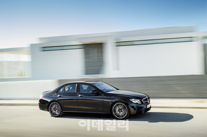 우아한 세단과 역동적 고성능의 조화..AMG E 43 4MATIC