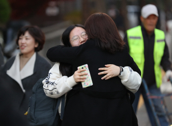 "수능을 망칠 수능 없다"…추위마저 녹인 응원전(종합)