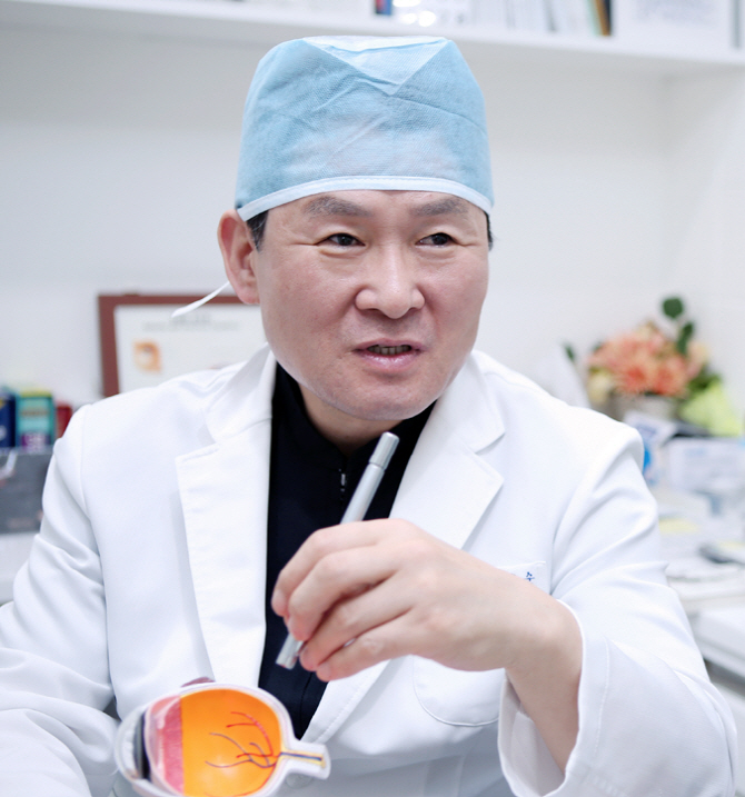 연말 잦은 술자리, '물마시며' 눈 건강 지키세요