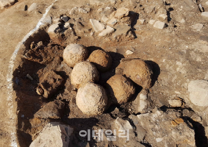조선 화약무기 '비격진천뢰', 고창서 무더기 출토