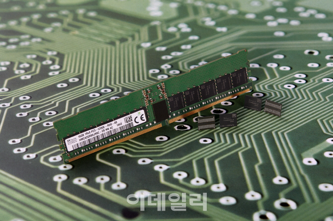 SK하이닉스, 세계 첫 국제표준규격 `DDR5 D램` 개발