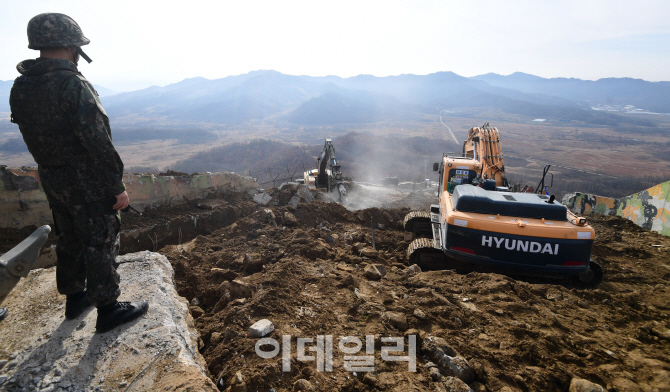 [포토]철원지역 중부전선 GP 철거 모습