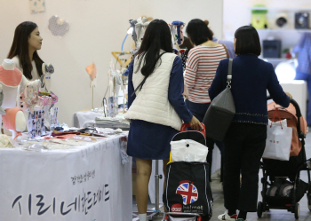 먹거리부터 유아용품까지…온·오프 유통가 '체크슈머' 바람