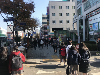 "대학이요? 어차피 공무원 할건데요"…수능날 노량진 찾은 공딩족