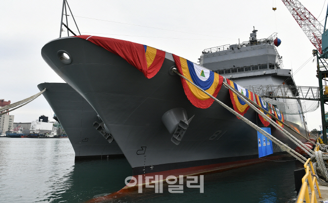 [포토]진수식 앞둔 해군 최초의 훈련함 한산도함