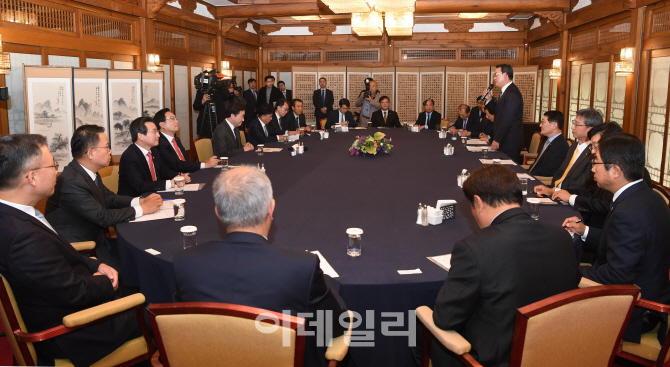 [포토]이낙연 국무총리, 전국은행연합회 회장 및 시중은행장 만나