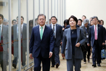"김은영 국장 쓰러져...눈물 흘리는 강경화 장관"