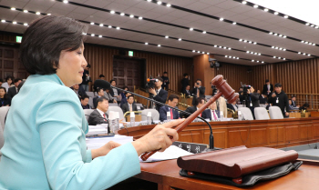 “쇼 전문가 같다”…설전만 하다 끝난 사개특위