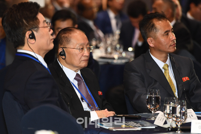 [포토]하토야마 유키오 전 日 총리 기조연설 경청하는 이재명-리종혁