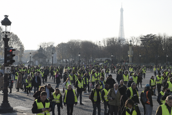 프랑스인 28만명, 누가 시킨 것도 아닌데…'야광 조끼' 입고 거리로, 왜?