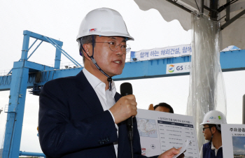 文대통령, 두바이·인도·싱가포르 언급하며 “해외순방 때마다 어깨가 으쓱”(종합)