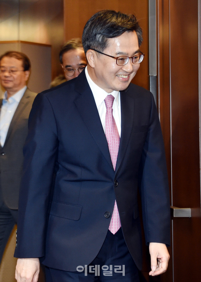 [포토] 환하게 웃으며 입장하는 김동연 부총리
