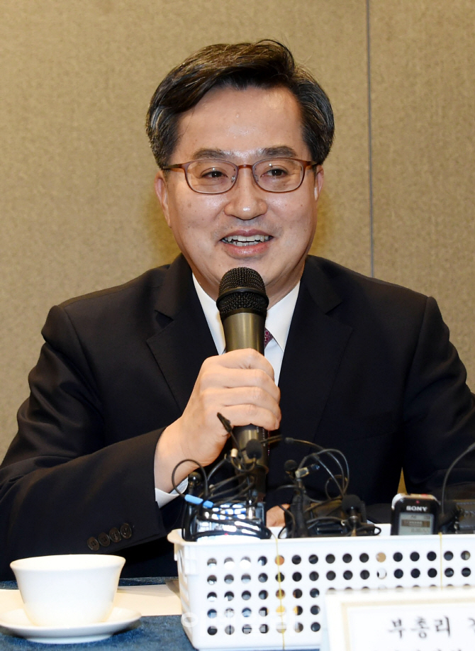 [포토] 경제 라운드테이블 참석한 김동연 부총리