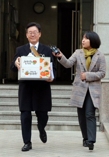 이재명, 재활용품 버린 뒤 기자 마이크 내리고 한 말