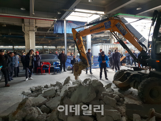 수협, 노량진 구시장 출입구 파쇄…상인들 '강력 반발'