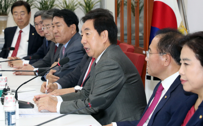 한국당 "국회 일정 보류"…내일 의총서 보이콧 여부 최종 결정